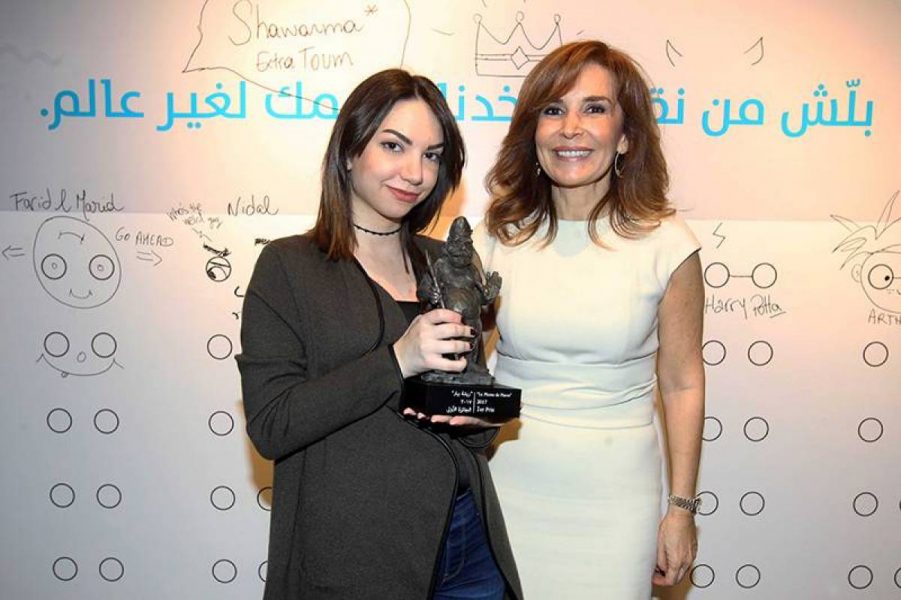 Priscilla Bassil, premier prix du concours « la Plume de Pierre », aux côtés de Ghada Sadek Abela. Photo Michel Sayegh