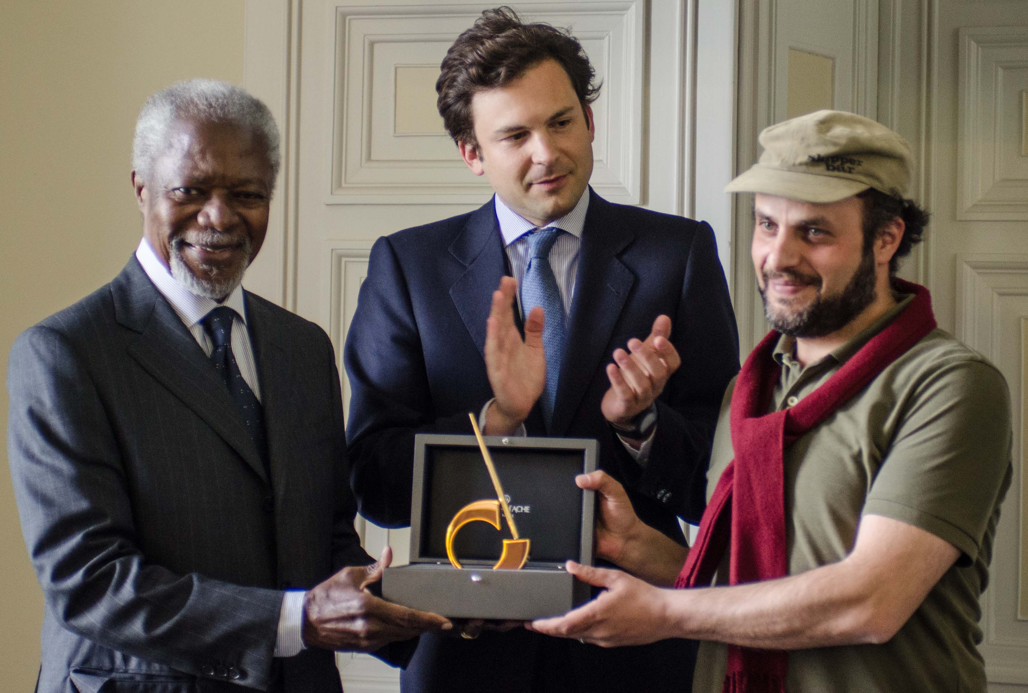 Kofi Annan and Hani Abbas, winner of the International Press Cartoon Award 2014