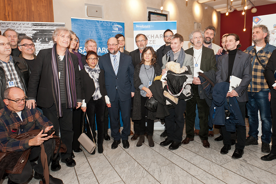 Martin Schulz, Président du Parlement européen, Ensaf Haidar, et les 28 dessinateurs de presse européens