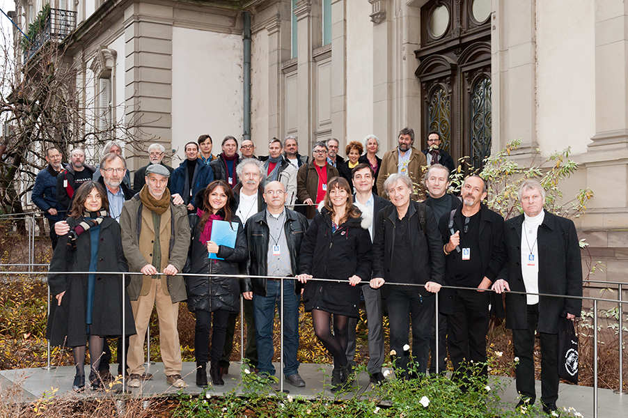 Photo de famille devant le Musée Tomi Ungerer