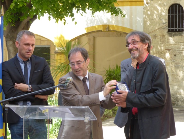 Le dessinateur Red! reçoit la médaille de la ville d’Arles