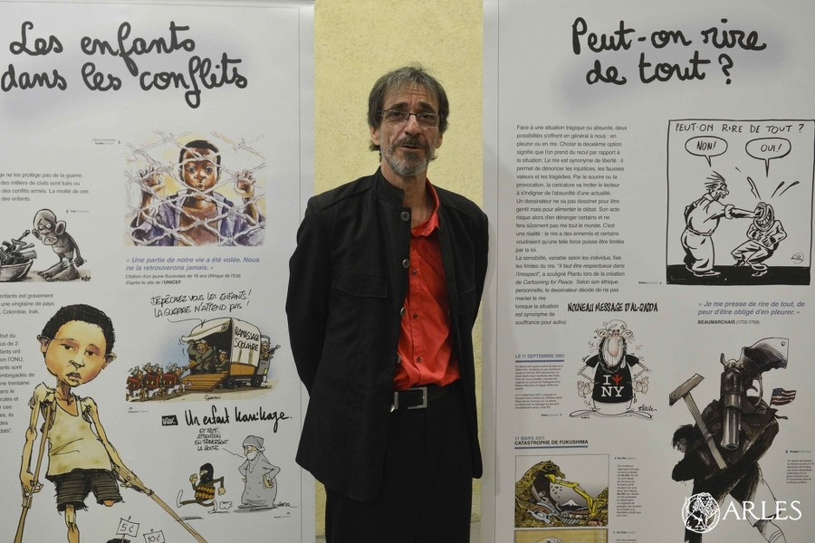 Le dessinateur Red! devant l’exposition © Romain Boutillier