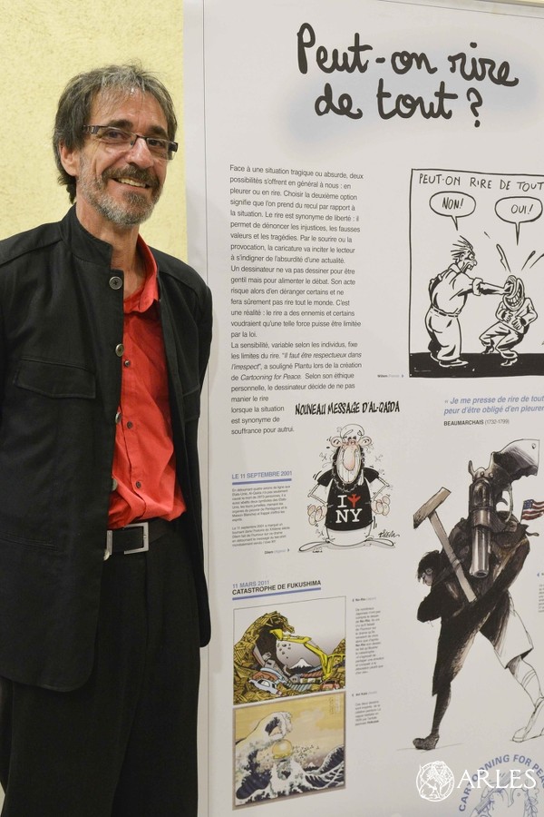 Le dessinateur Red! devant l’exposition © Romain Boutillier