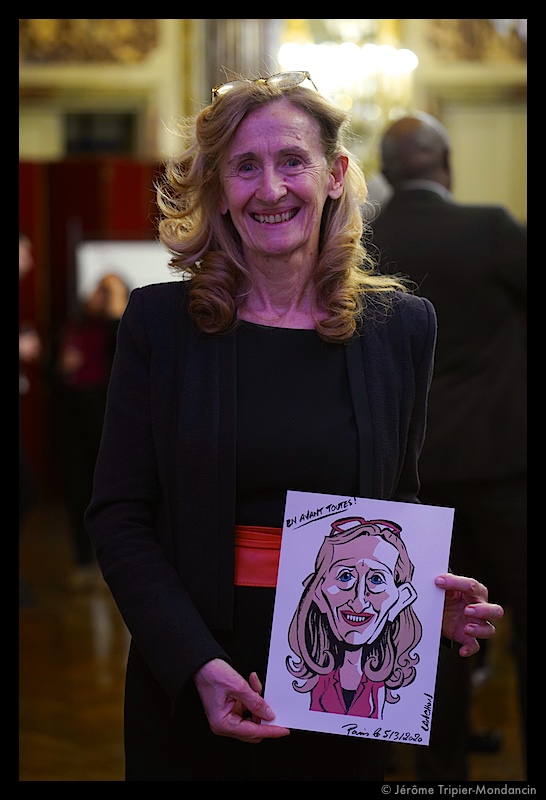 Nicole Belloubet avec la caricature d’Agnès Lanchon (France) © Jérôme Tripier-Mondancin