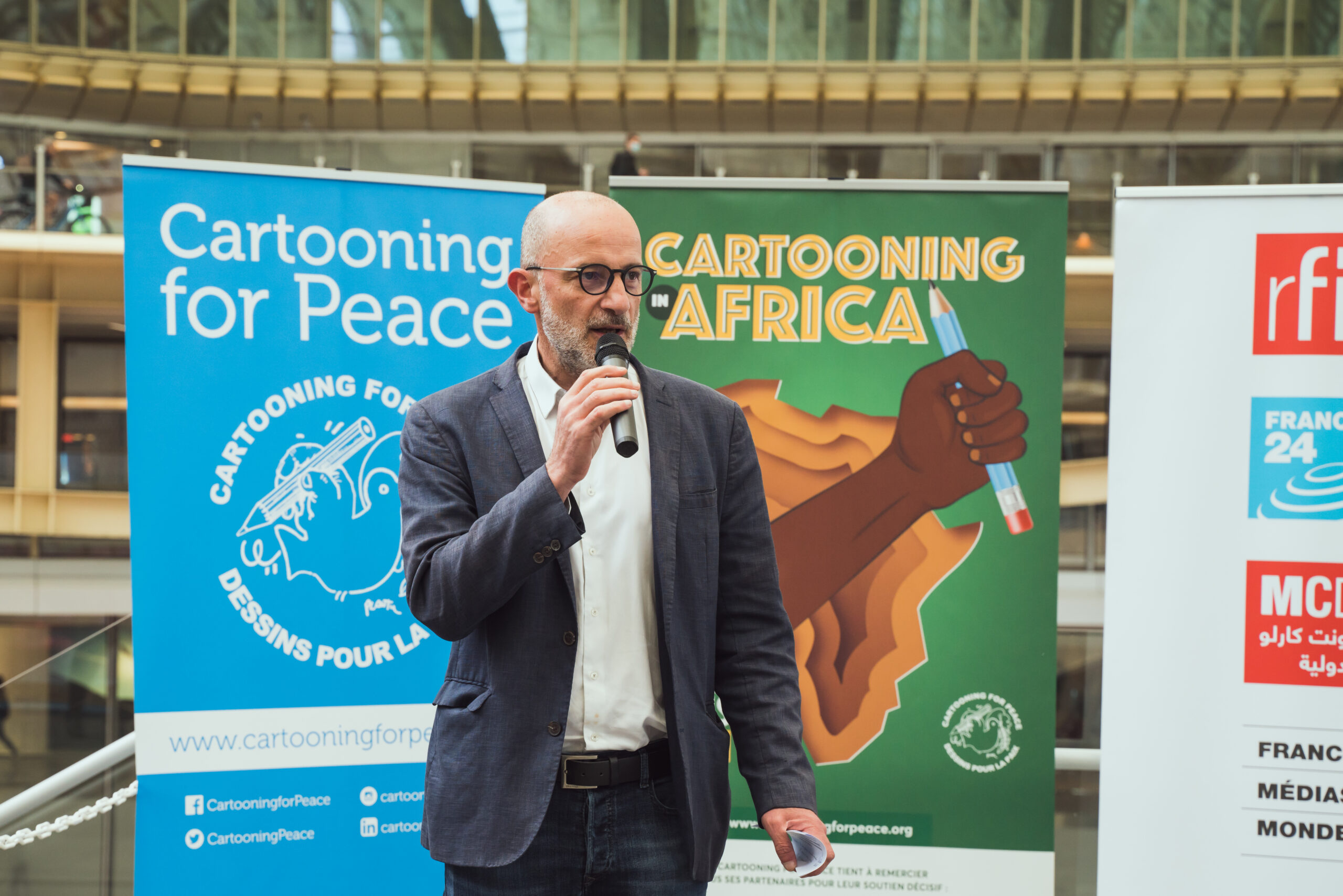 Kak, Président de Cartooning for Peace – « Dessine-moi l’Afrique » exposée à la Canopée de Westfield Forum des Halles en juillet 2021 (AFRICA 2020)