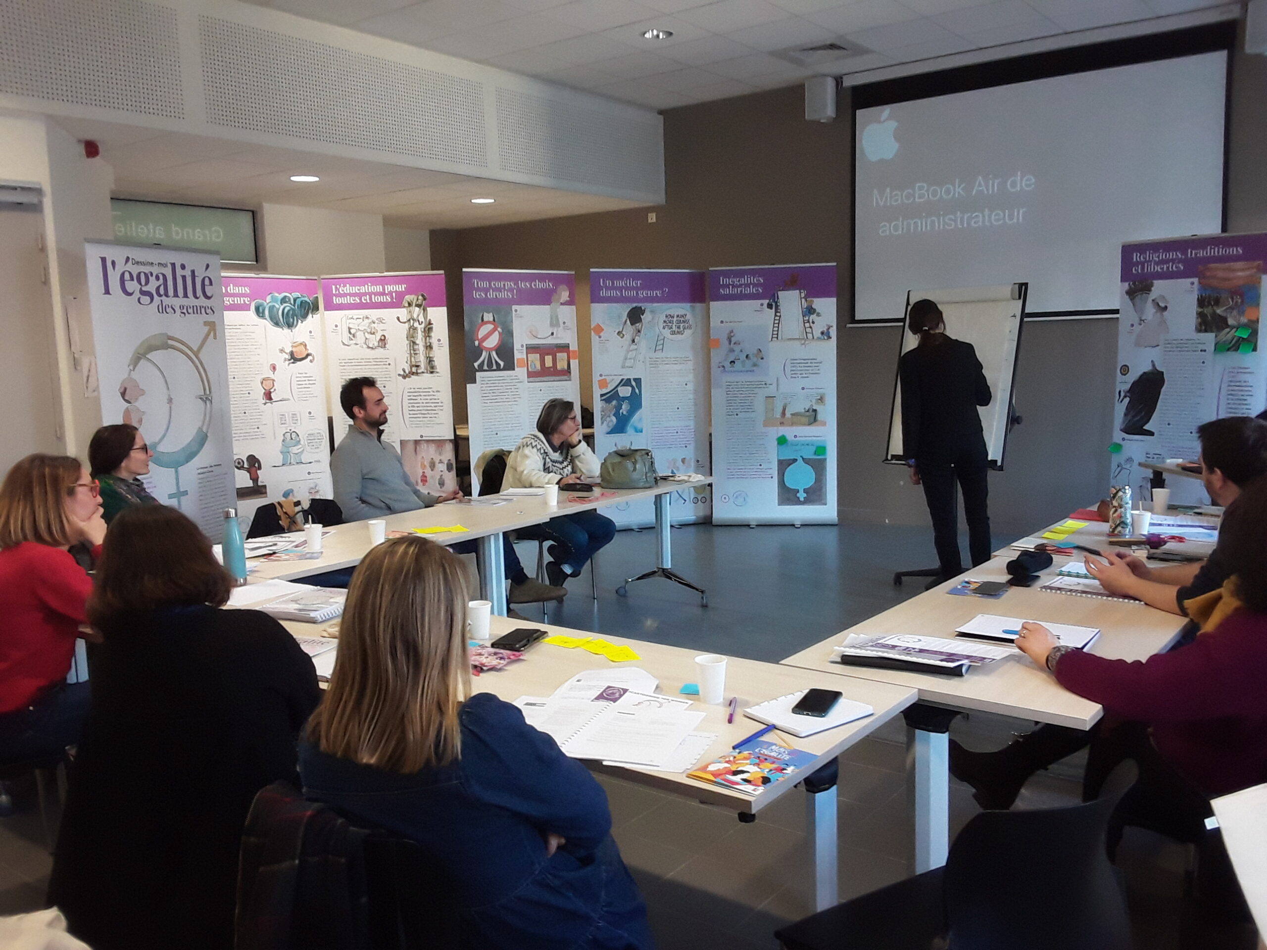 Rik (France) en formation avec les professionnels de l’éducation