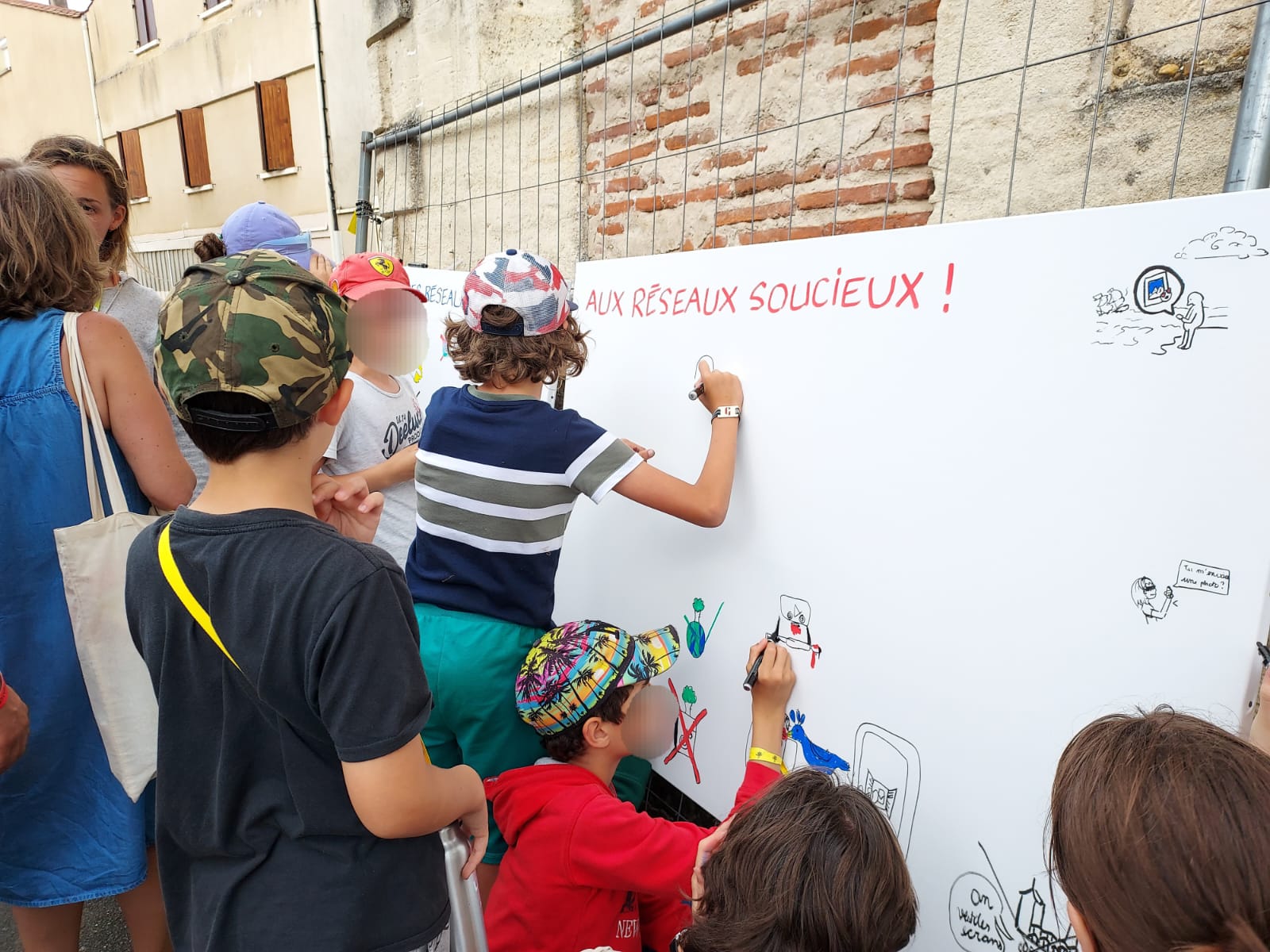 Fresque co-réalisée par les dessinateurs et les jeunes