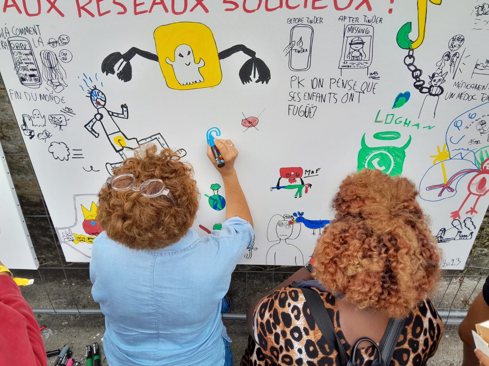 Fresque co-réalisée par les dessinateurs et les jeunes – Dlog (Tunisie) et Celeste (Kenya)