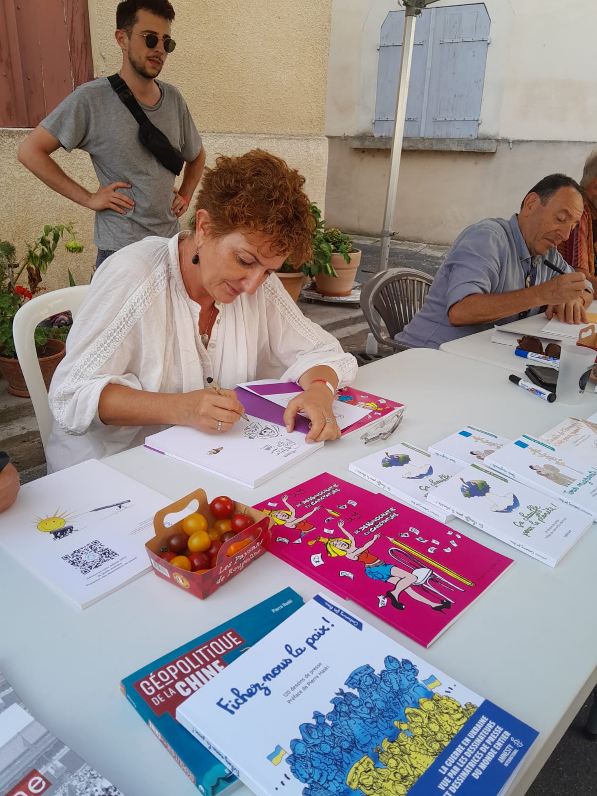 Signing session with the cartoonists and Pierre Haski around the book “Fichez-nous la paix!” – Dlog (Tunisia) and Kichka (Israel)