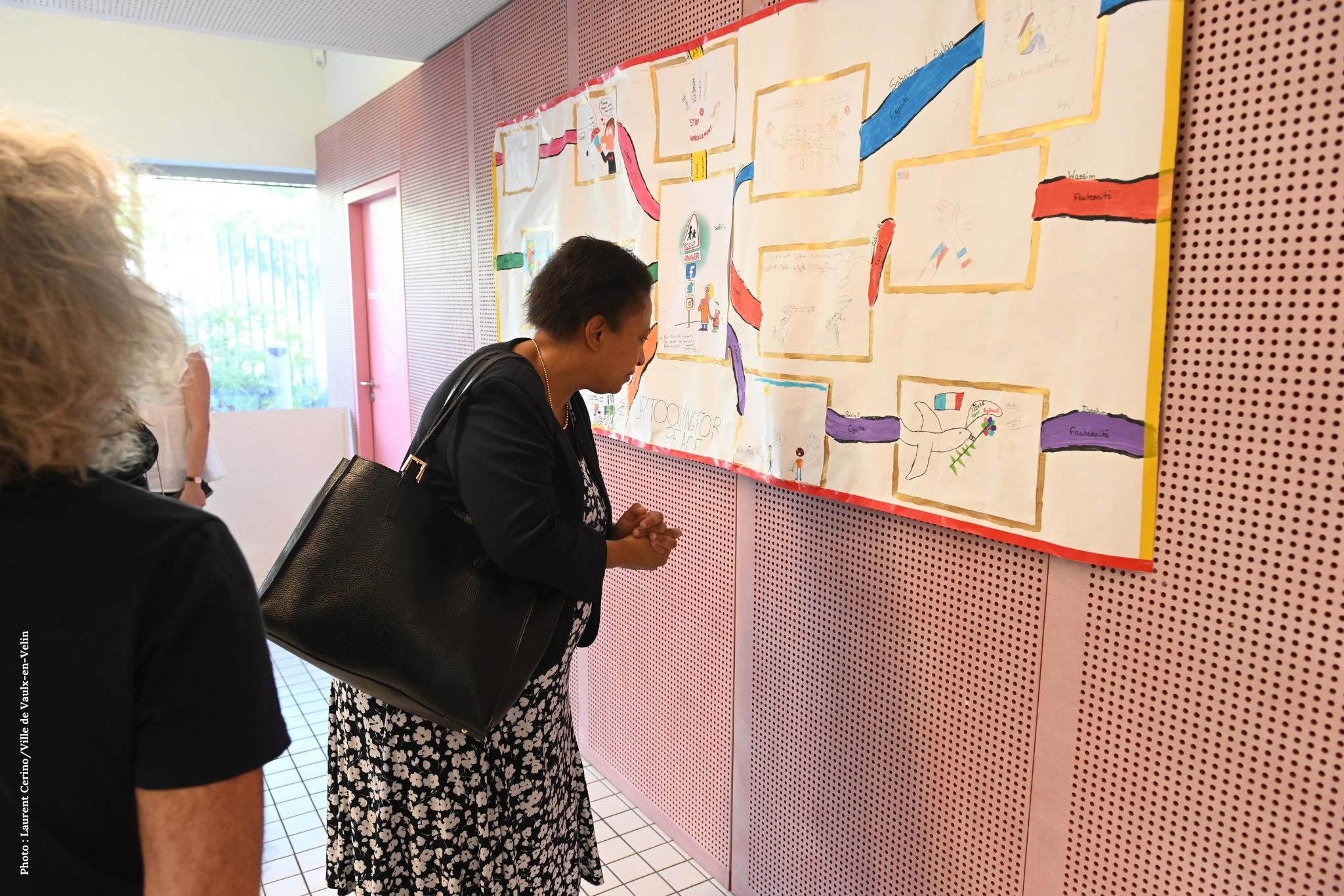 Hélène Geoffroy, Mayor of Vaulx-en-Velin, in front of cartoons by young participants to the project © Laurent Cerino