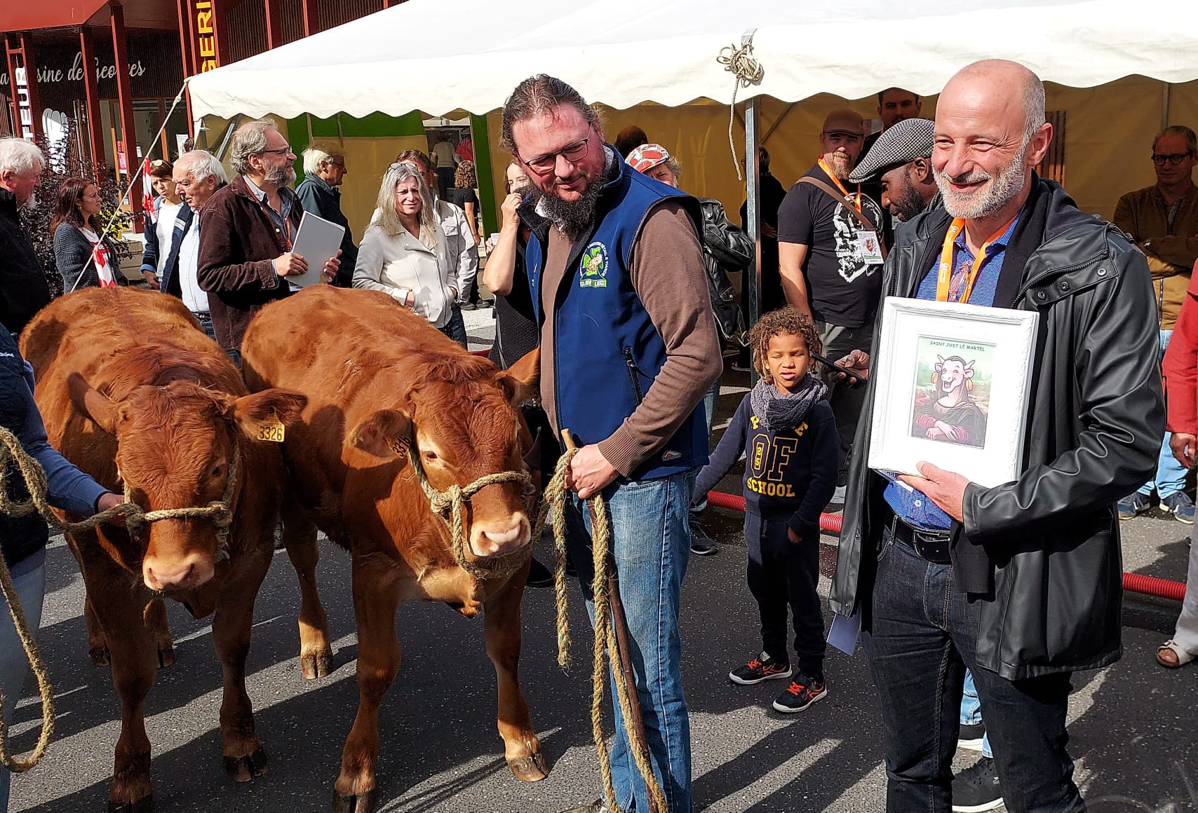 Kak, President of Cartooning for Peace, receiving the « Humour Vache » prize