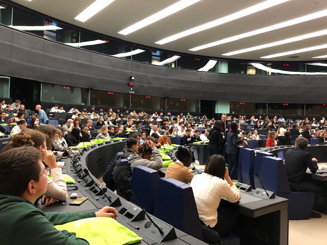 Les jeunes participants au projet au sein du Parlement européen