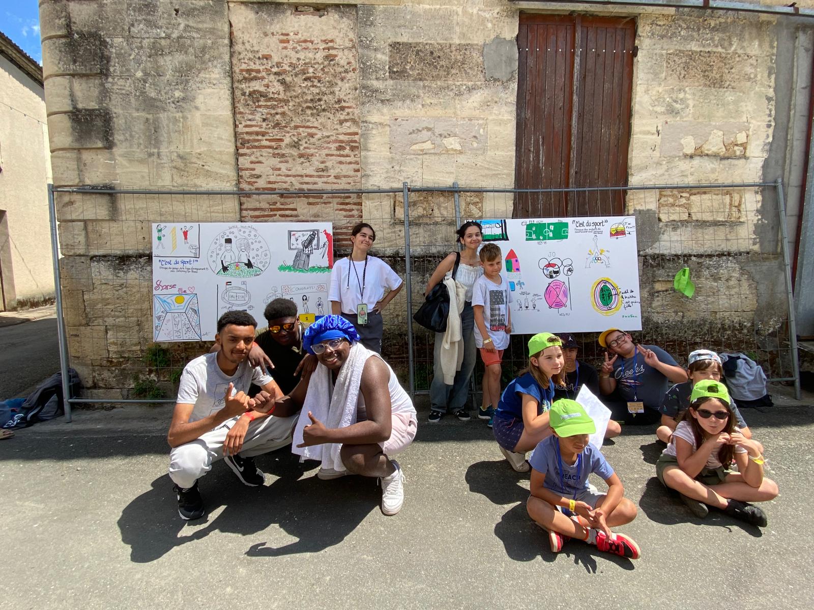 Jeunes participants à la fresque collective