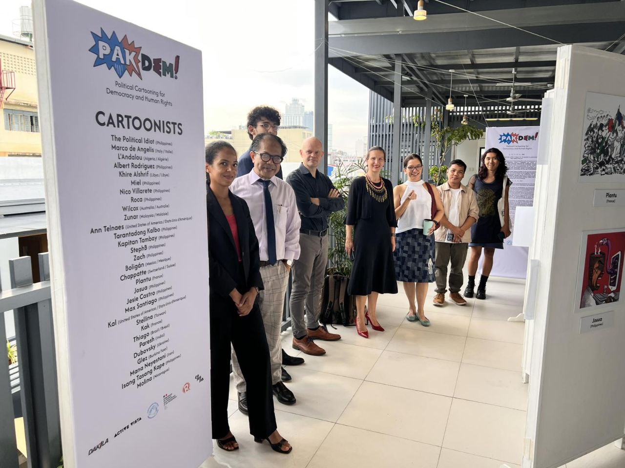 Visite par l’Ambassade de France à l’exposition de Manille (COMUNA) avec Melanie Mars, Martin Macalintal, Adam Folléas, Madame l’Ambassadrice H.E. Marie Fontanel, ainsi que Keneth Gadian et Elvin Jay Macapugay de Dakila