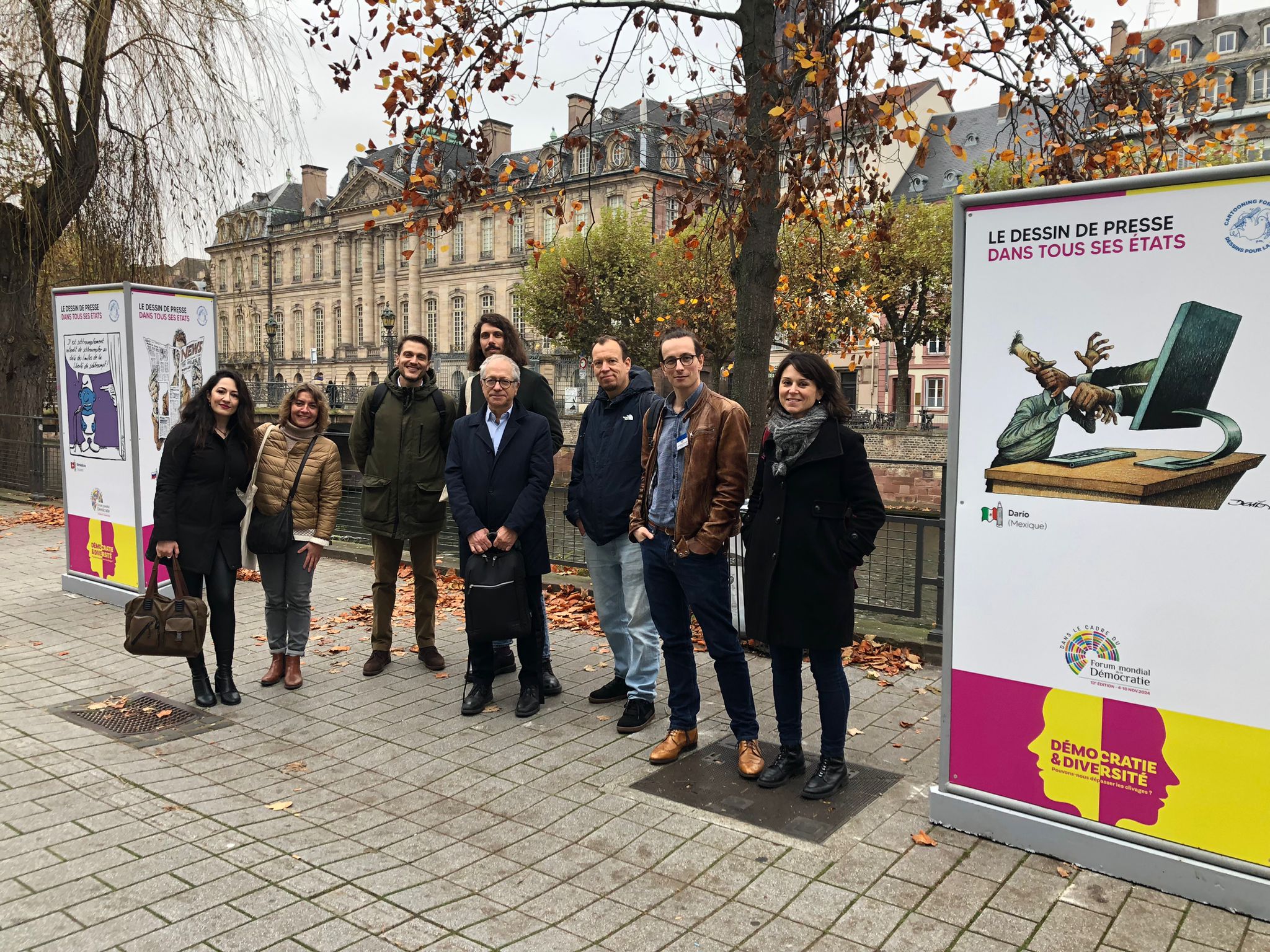 Les dessinateurs Zehra Ömeroğlu (Turquie), Emanuele del Rosso (Italie), Tjeerd Royaards (Pays-Bas) et Piet (France) ainsi qu’Alberto Godioli et Jen-Paul Marthoz à l’inauguration de l’exposition