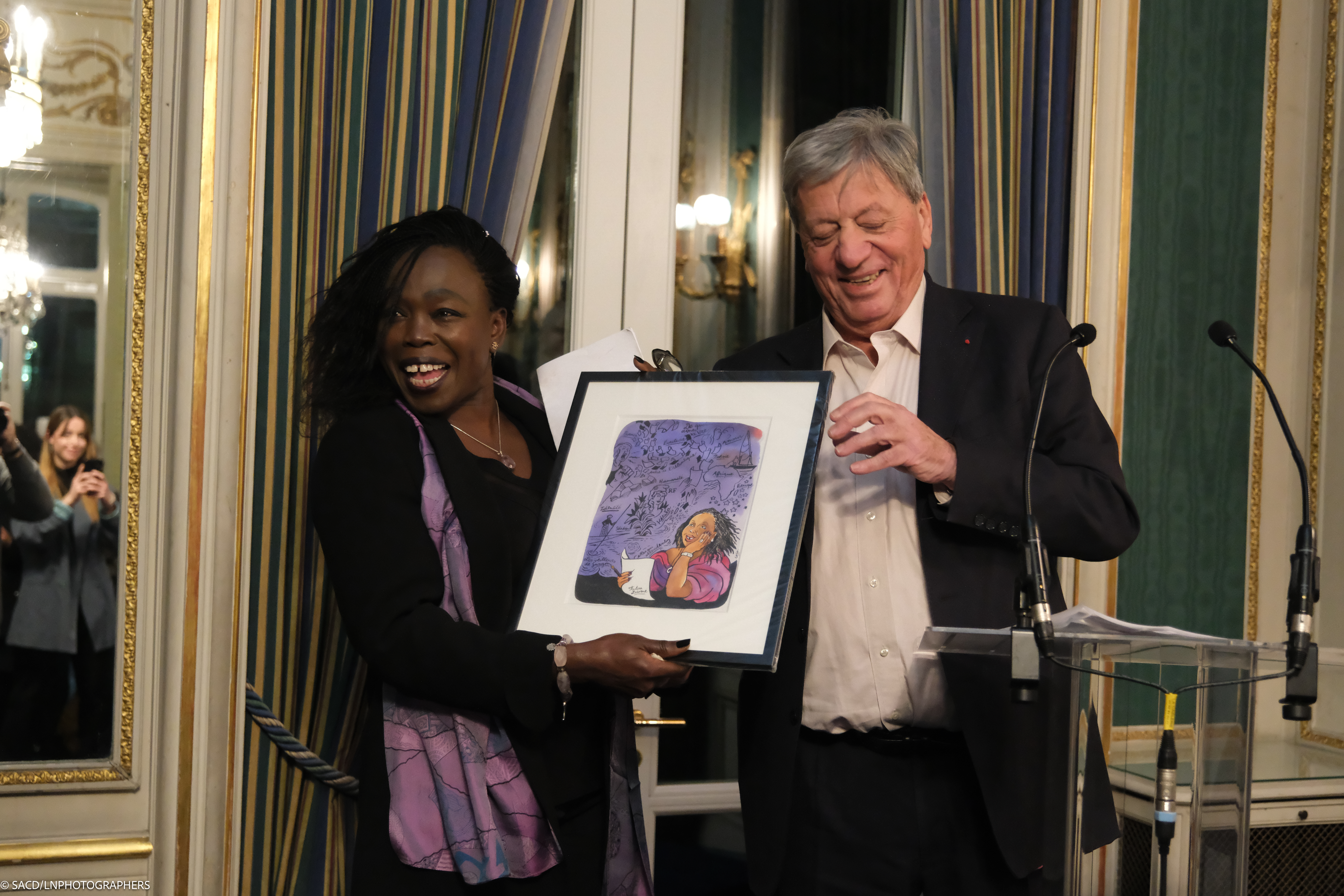 Fatou Diome reçoit le Prix de la part de Pascal Rogard