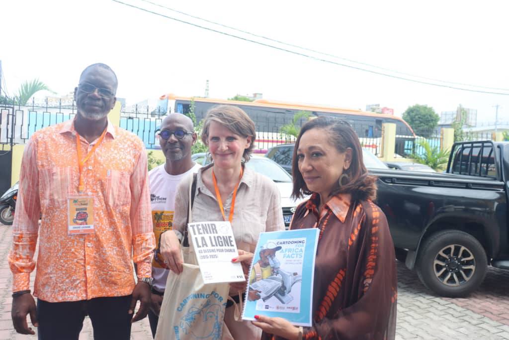 Madame la Ministre de la Culture et de la Francophonie avec l’équipe de Cartooning for Peace, Lassane Zohoré et Mendozza Caramba